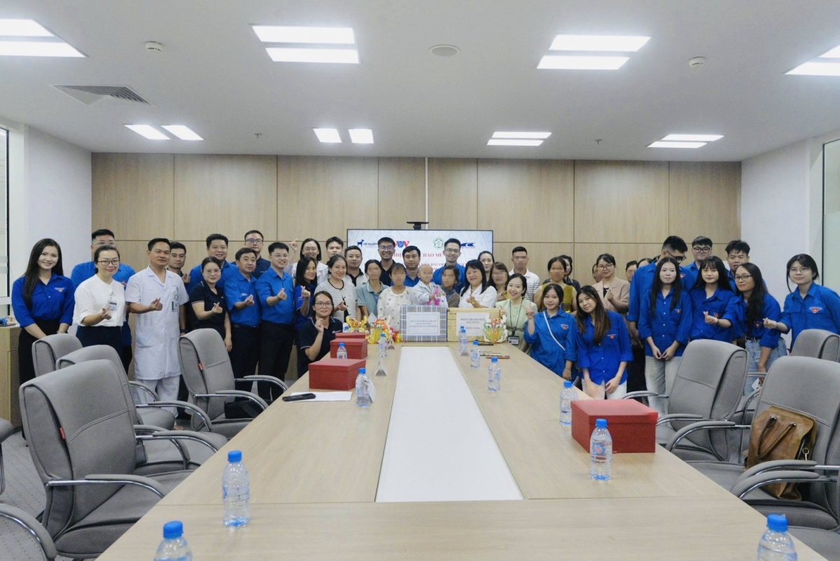 Trung Thu ấm áp bên các em nhỏ 